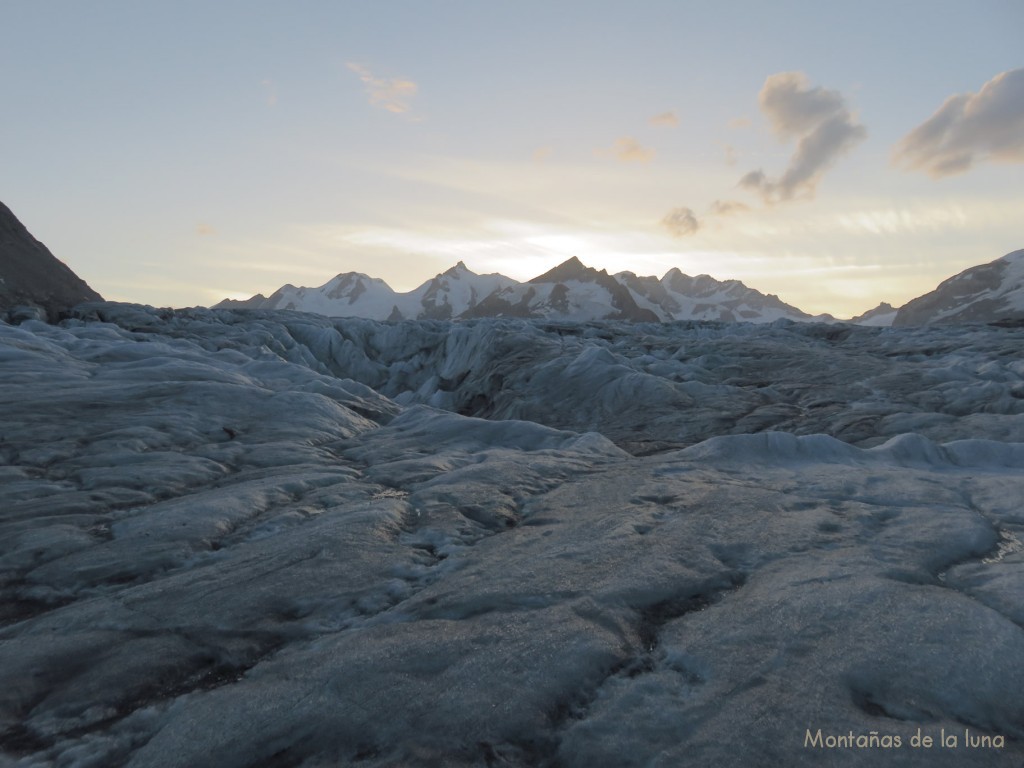 Atardeciendo en el Glaciar Aletsch, el Jungfrau aparece en el fondo derecha